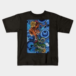 Tiger fighting Snake Kids T-Shirt